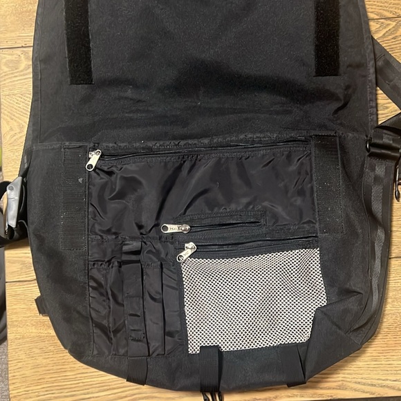 Dakine Sholder bag with Laptop space and lots of room - comfortable to wear - Picture 5 of 8